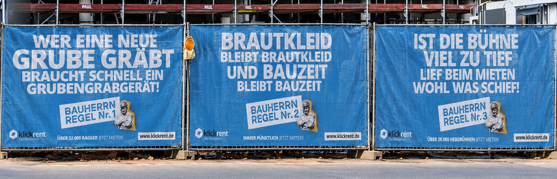 Bauzaun mit den Bauherren-Regeln 1 bis 3